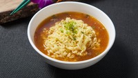 Orang Korea Selatan rupanya mengonsumsi 4.098 juta porsi mie instan setiap tahun. Mereka disebut suka rasa pedas dengan kaldu rasa daging sapi dan seafood. Foto: Getty Images/ajijchan