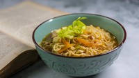 WINA menempatkan Vietnam di posisi 4 dengan total 8.137 juta porsi mie instan dinikmati warganya. Orang Vietnam disebut suka tekstur mie instan yang elastis dan rasa asam dengan paduan udang. Foto: Getty Images/ajijchan