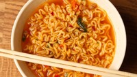 Jepang yang terkenal dengan varian rasa mie instan uniknya ada di posisi ke-5. Sebanyak 5.901 juta porsi mie instan dinikmati warganya per tahun. Jenisnya beragam, termasuk yang berbahan kaldu babi, ayam, dan ikan. Foto: Getty Images/ajijchan