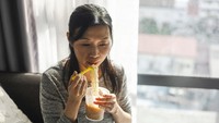 Posisi pertama ditempati China dan Hong Kong dengan total penyajian 43.802 juta porsi mie instan per tahun. Jenis mie favorit di sana ialah yang berkuah kaldu sapi, ayam, dan babi. Foto: Getty Images/ajijchan