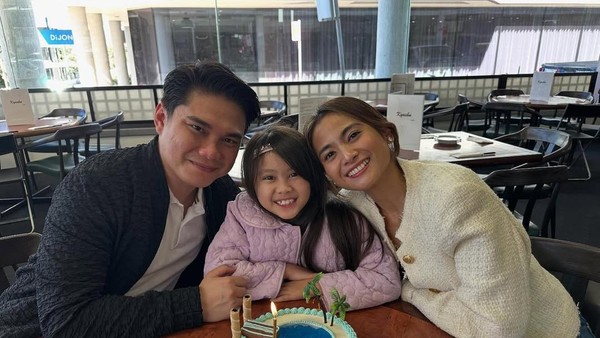 Senyum Acha Septriasa dan Vicky Kharisma Rayakan Ultah Anak