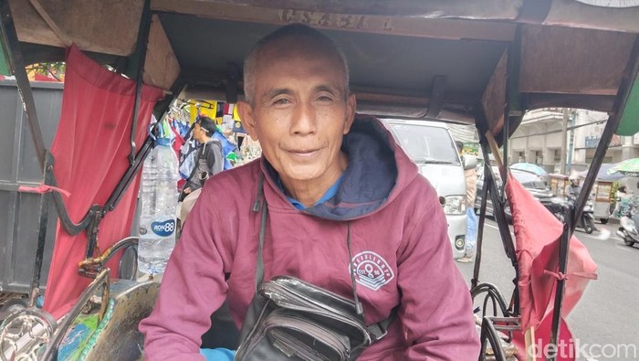 Ahmad Bahrudin, penarik becak di Pasar Baru Bandung.