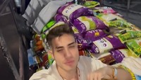 Akan tetapi bantuannya ini menimbulkan pro dan kontra, bahkan ia sempat mengunggah videonya saat ia diusir ketika membagikan bantuan di Bali. Foto: Instagram @aisar_khaledd