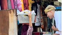 Meski begitu, Aisar tidak berhenti untuk berbagi dan berbuat kebaikan di Bali. Ini videonya saat membeli buah-buahan dari seorang pedagang asongan. Foto: Instagram @aisar_khaledd