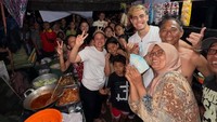 Aisar tak hanya aktif membagikan baju sampai kasur untuk warga Bali yang terdampak banjir, tapi ia juga kerap memborong makanan milik penjual kaki lima. Foto: Instagram @aisar_khaledd