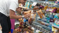 Nah, kalau ini momen Aisar belanja makanan, roti, camilan untuk dibagikan ke warga Bali yang membutuhkan bantuan. Foto: Instagram @aisar_khaledd