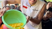 Dalam salah satu videonya, Aisar sempat terjun langsung ke dapur umum untuk masak mie instan dengan telur untuk para warga. Foto: Instagram @aisar_khaledd