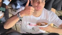 Tak hanya di Bali saja, sebelumnya ia juga sempat buat konten membagikan makanan gratis bersama para sopir ojek online. Foto: Instagram @aisar_khaledd