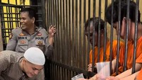 Ketika berkunjung ke Medan, Aisar juga mampir ke salah satu lapas dan membagikan makanan sampai minuman untuk para tahanan.  Foto: Instagram @aisar_khaledd