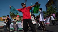 Aksi yang digelar di ruang publik Makassar itu berlangsung damai dengan orasi, teatrikal, dan doa bersama. ANTARA FOTO/Hasrul Said