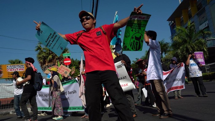 Sejumlah aktivis lingkungan bersama masyarakat pesisir mengikuti aksi gerakan Draw The Line di Makassar, Sulawesi Selatan, Minggu (21/9/2025). Dalam aksinya, mereka menyuarakan sejumlah tuntutan seperti menolak ekspansi tambang yang merusak, mendorong transisi energi bersih, distribusi air bersih yang adil bagi masyarakat pesisir, serta penolakan reklamasi. ANTARA FOTO/Hasrul Said