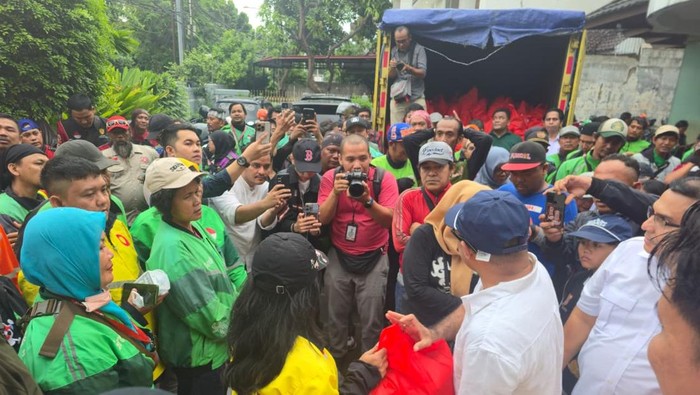 Komunitas aktivis 1998 dan alumni Kelompok Cipayung, 98 Resolution Network bagi-bagi sembako saat aksi warga peduli warga. (dok istimewa)