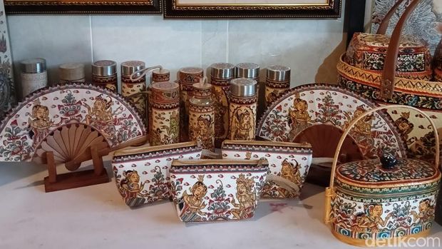 Aneka produk yang dihiasi lukisan motif Kamasan. (Foto: Ni Komang Ayu Leona W/detikBali)