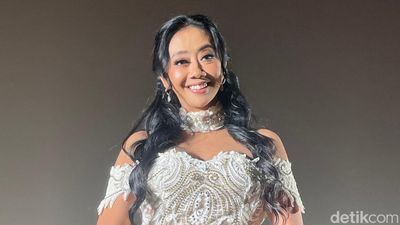 Asri Welas Sedang Sendiri, Musisi Sampai Pejabat Datang Mendekati Asri Welas Sedang Sendiri, Musisi Sampai Pejabat Datang Mendekati