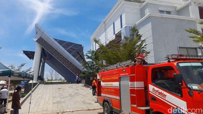 Atap teras Kantor Pemerintahan Terpadu (KPT) Brebes roboh, Minggu (21/9/2025).
