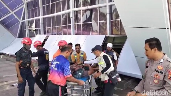 Atap teras Kantor Pemerintahan Terpadu (KPT) Brebes roboh, Minggu (21/9/2025).