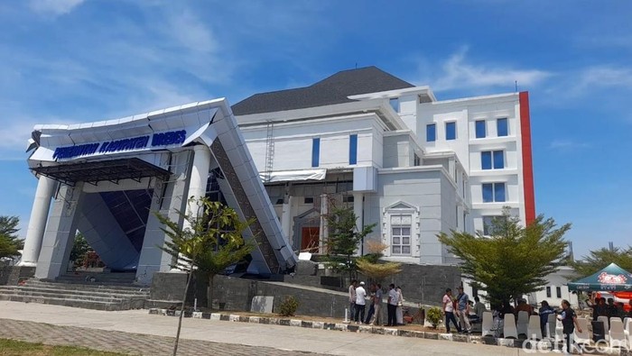 Atap teras Kantor Pemerintahan Terpadu (KPT) Brebes roboh, Minggu (21/9/2025).