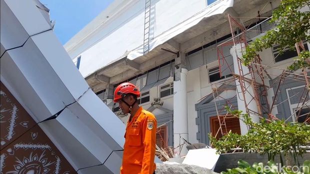 Atap teras Kantor Pemerintahan Terpadu (KPT) Brebes roboh, Minggu (21/9/2025).