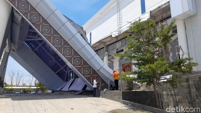 Atap teras Kantor Pemerintahan Terpadu (KPT) Brebes roboh, Minggu (21/9/2025).