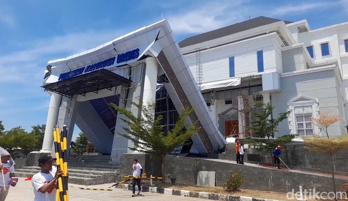 Atap teras Kantor Pemerintahan Terpadu (KPT) Brebes roboh, Minggu (21/9/2025).