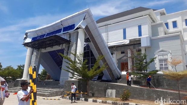 Atap teras Kantor Pemerintahan Terpadu (KPT) Brebes roboh, Minggu (21/9/2025).