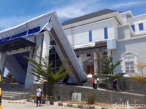 Pemkab Telusuri Penyebab Teras KPT Brebes Ambruk