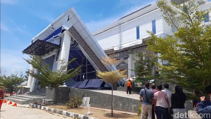 Atap teras Kantor Pemerintahan Terpadu (KPT) Brebes roboh, Minggu (21/9/2025).