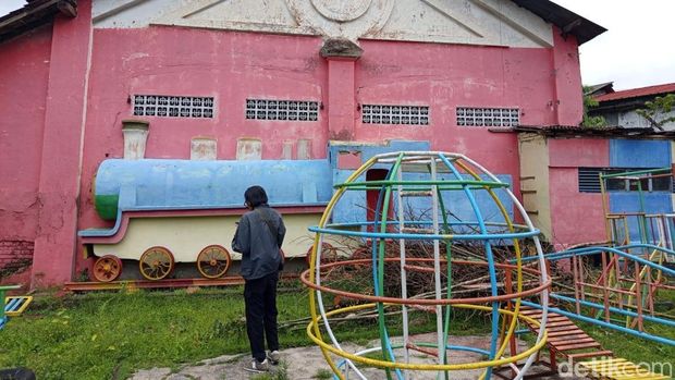 Bangunan TK YWKA Cabang Magelang di Jalan Urip Sumoharjo No 158, Potrobangsan, Kecamatan Magelang Utara, Kota Magelang yang pagarnya memakai rel kereta api.