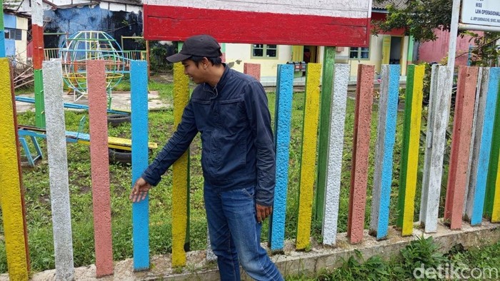 Bangunan TK YWKA Cabang Magelang di Jalan Urip Sumoharjo No 158, Potrobangsan, Kecamatan Magelang Utara, Kota Magelang yang pagarnya memakai rel kereta api.