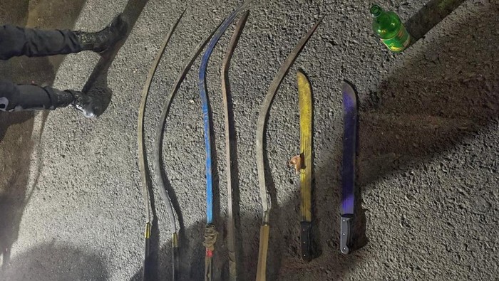 Barang bukti remaja bersenjata tajam yang ditangkap polisi saat hendak tawuran di Karawang.