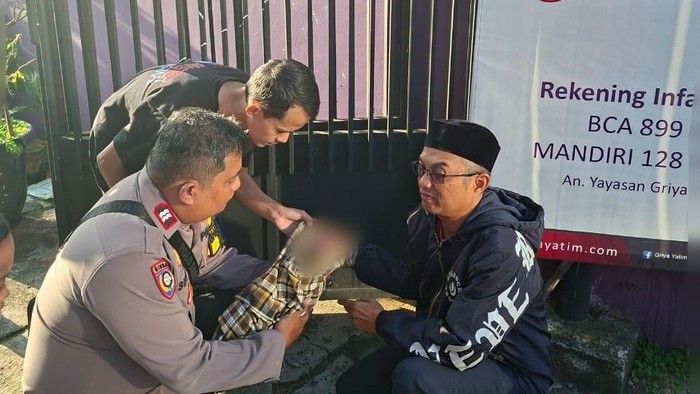 Bayi Ditemukan Warga di Depan Yayasan Yatim Jakbar, Polisi Bantu Evakuasi (dok istimewa)