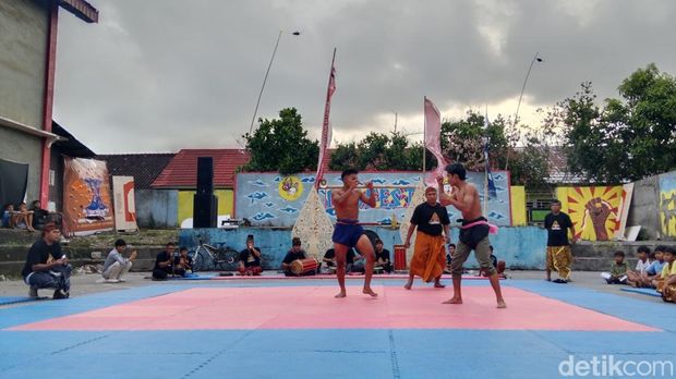 Belanjakan olahraga bela diri tradisional Lombok yang mengandalkan kekuatan fisik dan ketangkasan menumbangkan lawan, Minggu (21/9/2025). (Sanusi Ardi W/detikBali)