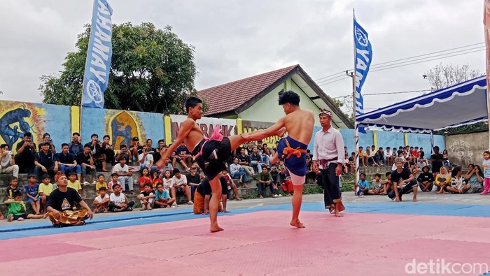Belanjakan olahraga bela diri tradisional Lombok yang mengandalkan kekuatan fisik dan ketangkasan menumbangkan lawan, Minggu (21/9/2025). (Sanusi Ardi W/detikBali)
