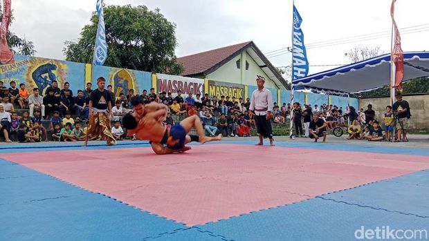 Belanjakan olahraga bela diri tradisional Lombok yang mengandalkan kekuatan fisik dan ketangkasan menumbangkan lawan, Minggu (21/9/2025). (Sanusi Ardi W/detikBali)