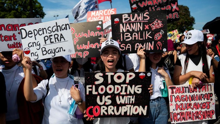 Suasana tegang terjadi di ibu kota Filipina, Manila, Minggu (21/9/2025), saat ratusan warga turun ke jalan memprotes dugaan korupsi terkait proyek pengendalian banjir di kota tersebut. Demonstrasi sempat memanas hingga terjadi bentrokan antara massa dan petugas polisi. REUTERS/Lisa Marie David
