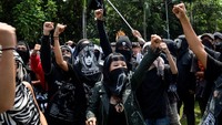 Beberapa demonstran tampak melempar benda ke arah polisi, sementara aparat menanggapi dengan langkah pengendalian massa untuk mencegah kerusuhan lebih luas. REUTERS/Lisa Marie David