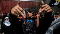 Pihak kepolisian Manila terus mengimbau massa untuk tetap tenang dan menegakkan keamanan di kawasan yang terdampak aksi. REUTERS/Lisa Marie David