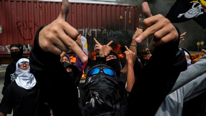 Suasana tegang terjadi di ibu kota Filipina, Manila, Minggu (21/9/2025), saat ratusan warga turun ke jalan memprotes dugaan korupsi terkait proyek pengendalian banjir di kota tersebut. Demonstrasi sempat memanas hingga terjadi bentrokan antara massa dan petugas polisi. REUTERS/Lisa Marie David