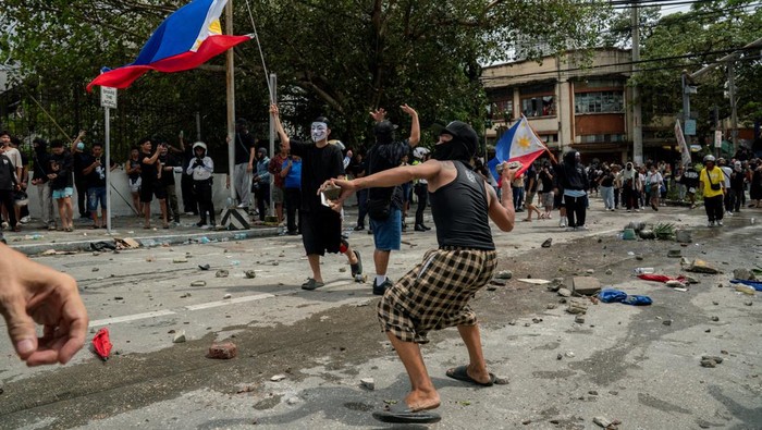 Bentrok di Manila, Warga Filipina Protes Dugaan Korupsi Proyek Pengendalian Banjir Suasana tegang terjadi di ibu kota Filipina, Manila, Minggu (21/9/2025), saat ratusan warga turun ke jalan memprotes dugaan korupsi terkait proyek pengendalian banjir di kota tersebut. Demonstrasi sempat memanas hingga terjadi bentrokan antara massa dan petugas polisi. REUTERS/Lisa Marie David