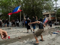 Video: Ricuh! Demo di Filipina Berujung Bentrok dan Pembakaran Truk