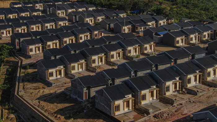 Bislaf Buka Jalan UMKM Perumahan Raih Pembiayaan dari Lembaga Keuangan Foto udara deretan unit rumah pada salah satu perumahan subsidi di Kelurahan Lepo-lepo, Kendari, Sulawesi Tenggara, Minggu (21/9/2025). Kementerian Usaha Mikro Kecil dan Menengah (UMKM) memfasilitasi UMKM sektor perumahan agar mendapatkan akses pembiayaan dari lembaga keuangan dan investor melalui program Bisnis Layak Funding (Bislaf) guna mendukung program tiga juta rumah yang menjadi prioritas strategis Presiden Prabowo Subianto. ANTARA FOTO/Andry Denisah