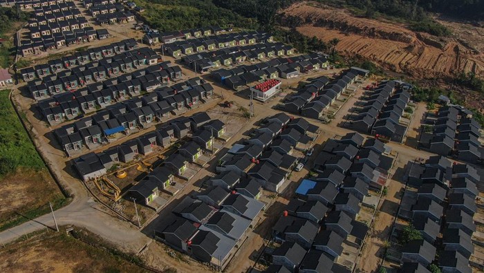 Foto udara deretan unit rumah pada salah satu perumahan subsidi di Kelurahan Lepo-lepo, Kendari, Sulawesi Tenggara, Minggu (21/9/2025). Kementerian Usaha Mikro Kecil dan Menengah (UMKM) memfasilitasi UMKM sektor perumahan agar mendapatkan akses pembiayaan dari lembaga keuangan dan investor melalui program Bisnis Layak Funding (Bislaf) guna mendukung program tiga juta rumah yang menjadi prioritas strategis Presiden Prabowo Subianto. ANTARA FOTO/Andry Denisah