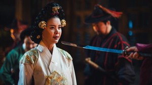 Aksi penyelamatan akan terjadi di episode Bon Appétit, Your Majesty malam ini Minggu (21/9/2025). (Foto: dok. tvN)