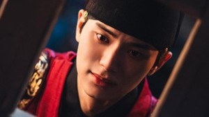 Lee Heon mendengar kabar ini dan langsung berkecamuk emosi. Dia mendatangi Ji Young dan melihatnya ditawan oleh si Ratu. (Foto: dok. tvN)