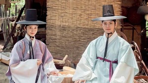 Ini waktu Yoona menyamar dengan pakai Hanbok khusus pria masa itu. Perjalanan mencari pembuat panci presto. (Foto: dok. Instagram @yoona__lim)