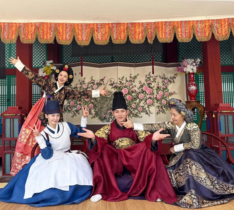 Bon Appetit Your Majesty Behind-the-scene drama Korea Bon AppΓ©tit, Your Majesty dibagikan Lim Yoona lewat Instagram.