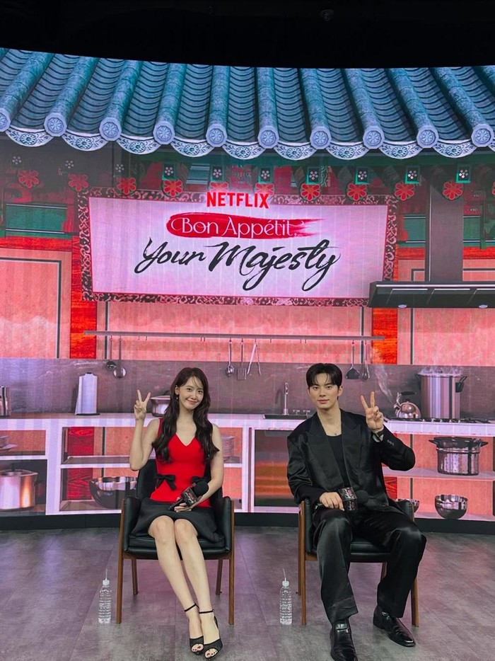 Bon Appetit Your Majesty Behind-the-scene drama Korea Bon Appétit, Your Majesty dibagikan Lim Yoona lewat Instagram.