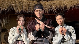 Yoona bersama Yoon Seo Ah dan Lee Chae Min dari adegan di 2 episode awal Bon Appétit, Your Majesty. (Foto: dok. Instagram @yoona__lim)