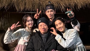 Suasana lokasi syuting hangat dan akrab ya! (Foto: dok. Instagram @yoona__lim)