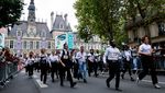 Cafe Race Paris, Tradisi Seru Pelayan Adu Ketangkasan Bawa Nampan